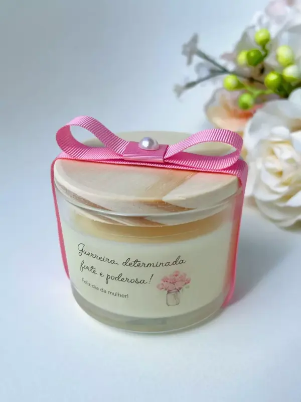Lembrancinha Vela Perfumada T. Madeira Dia da Mulher